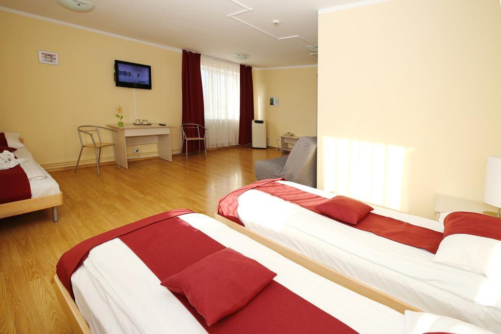 Tomo Free Parking Hotell 3*