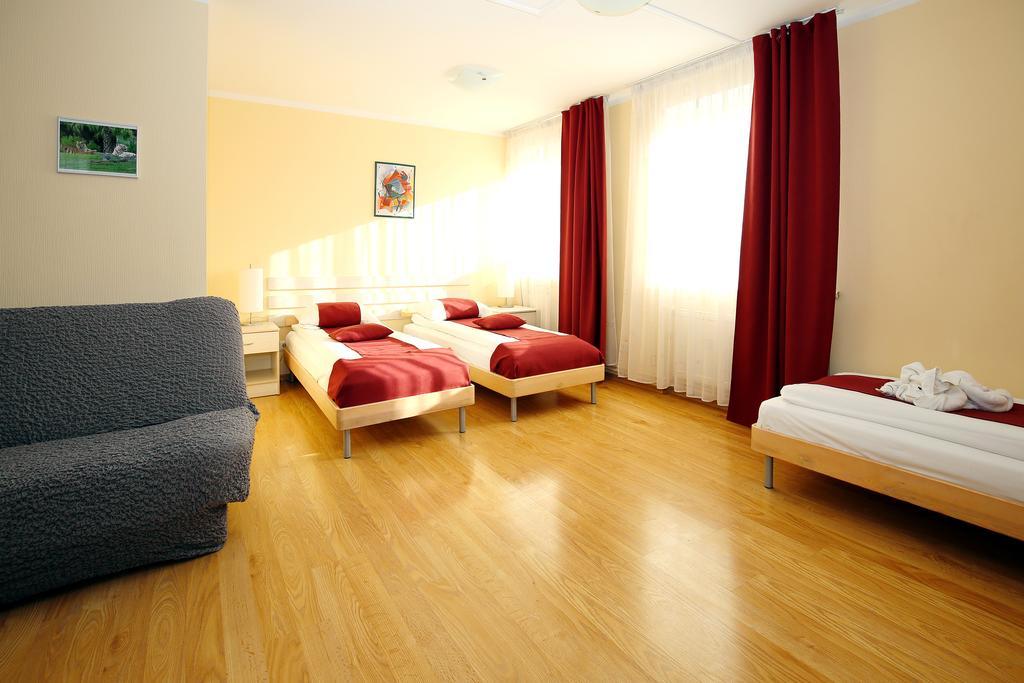 Tomo Free Parking Hotell